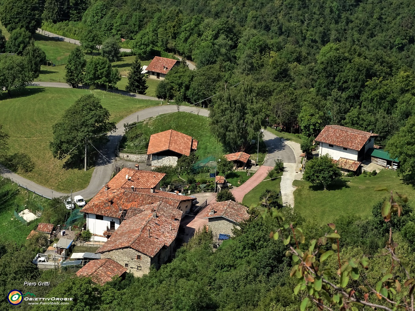 63 Dalla cresta del Corno con la panchina gigante  zoom su Salvarizza da dove son partito e sto rientrando.JPG